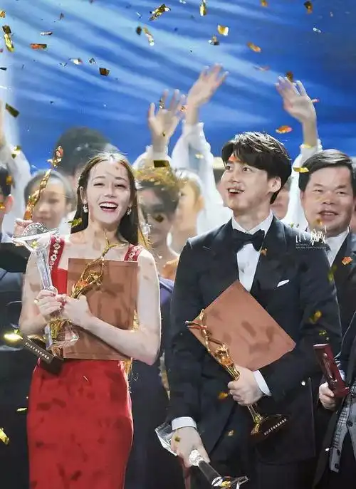 李易峰迪丽热巴一张双杯合影旧图被热议,春风得意却差一点点完美