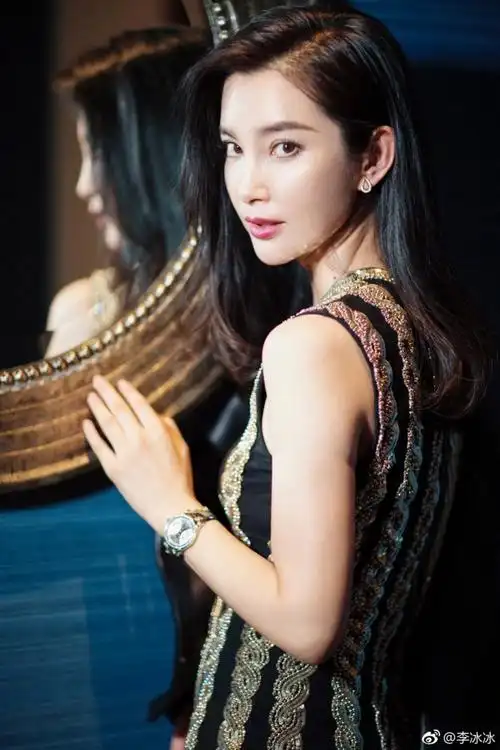 组图:李冰冰金黑色短裙闪耀亮相 率性大方侧颜精致迷人