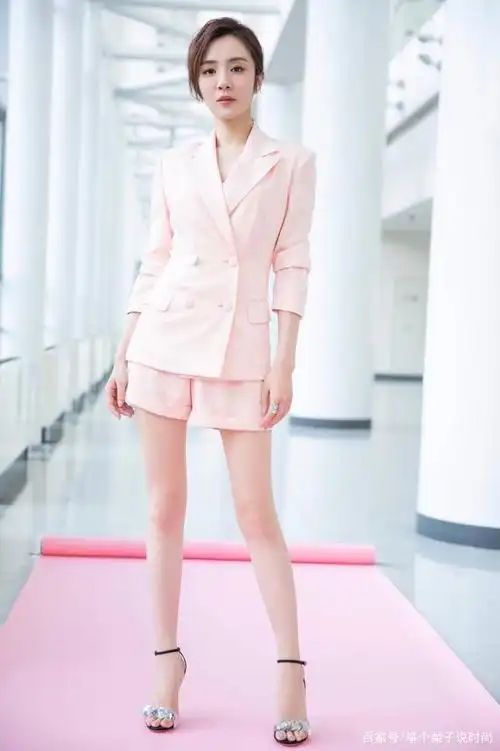 被王晓晨勾了魂!穿大号低胸礼裙差点没"撑满",骨感身材很有料