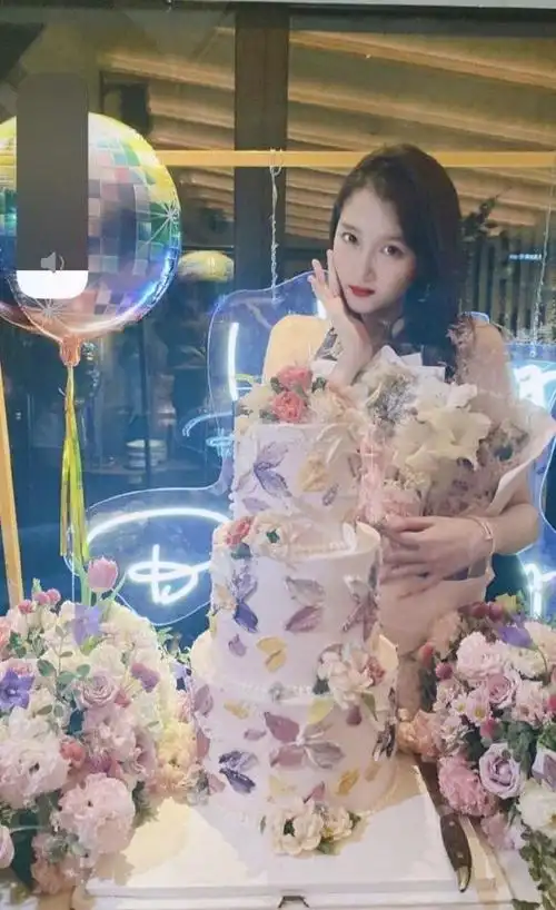 关晓彤生日会大型蹦迪现场黑裙黑丝性感成熟放肆热舞玩嗨了