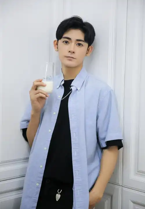 李欣泽蓝色衬衫帅气写真图片