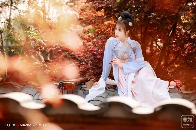 枫叶红时更思君古风人像摄影