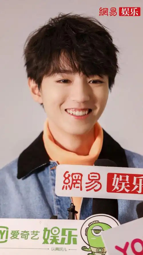 不好意思王俊凯自带甜味,那张图还没他采访的时候笑的甜