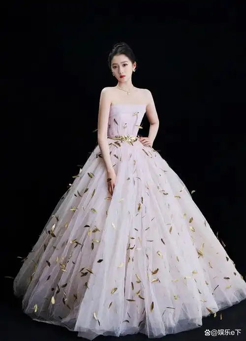 破茧的蝴蝶,关晓彤红毯礼裙秀