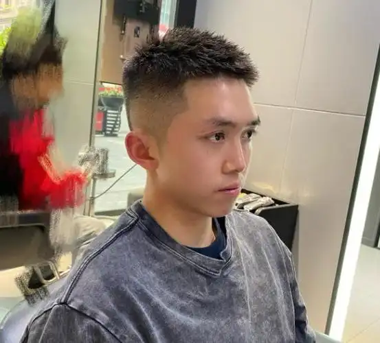 夏季适合男生的三款发型干净清爽且帅气