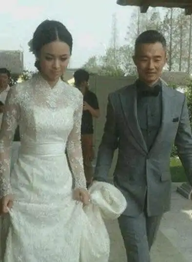 她是央视最美主持,24岁嫁42岁丈夫,今对患病丈夫不离不弃_程雷_王萌萌