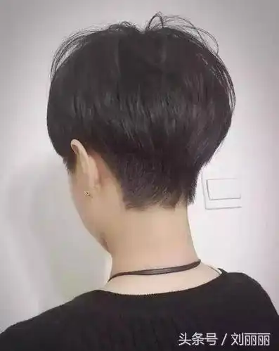 2018短发流行"铲发脚",干净利落很轻松,让你走路都带风