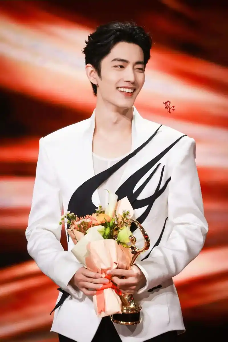 微博之夜肖战 #肖战顺顺利利  恭喜肖战荣获年度最优秀演员 - 兑趑