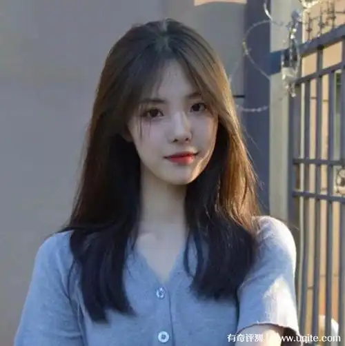 2022年新款刘海发型女图片4款适合圆脸长发学生党的刘海扎高马尾也