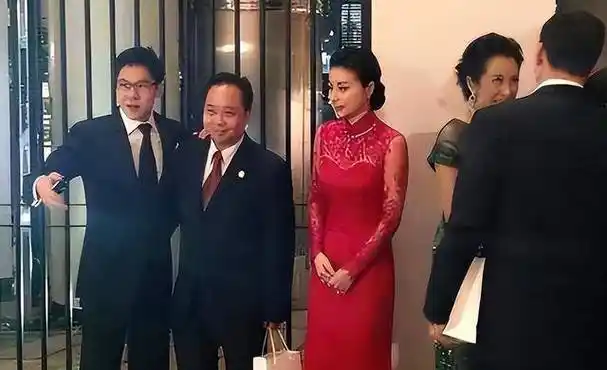 郭晶晶站c位地位高,发文透着自豪_家族_霍英东_社会