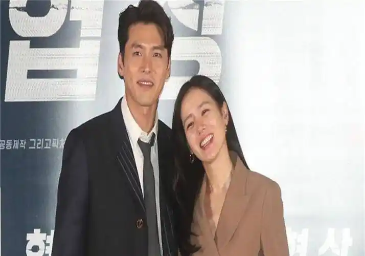 玄彬孙艺珍恋爱了!一起牵手去超市,关系甜蜜令人羡慕._情侣_感情_合作