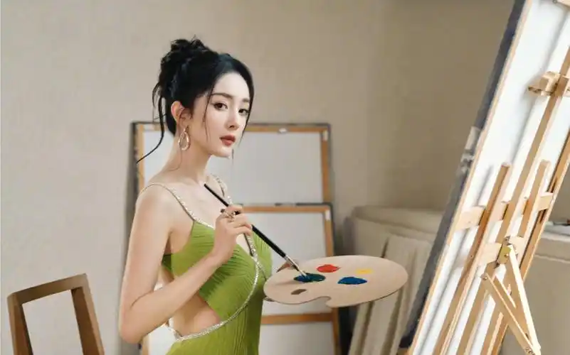 杨幂:夏日清凉 应援色的美丽