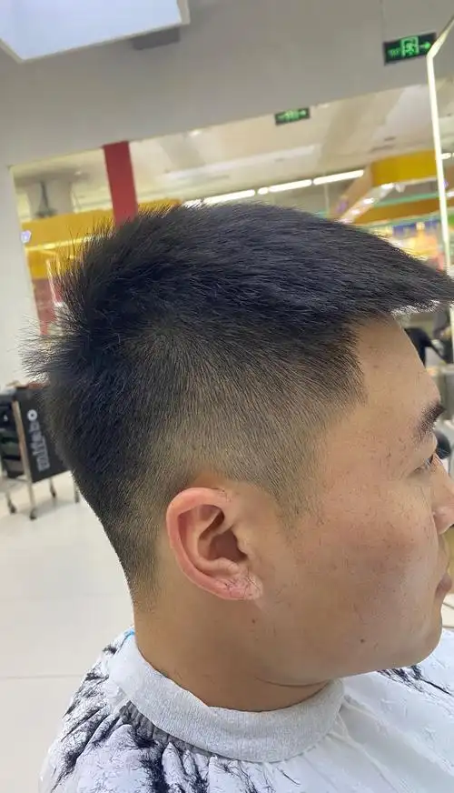 男士短款飞机头
非常清爽干净
型男必备款
免打理