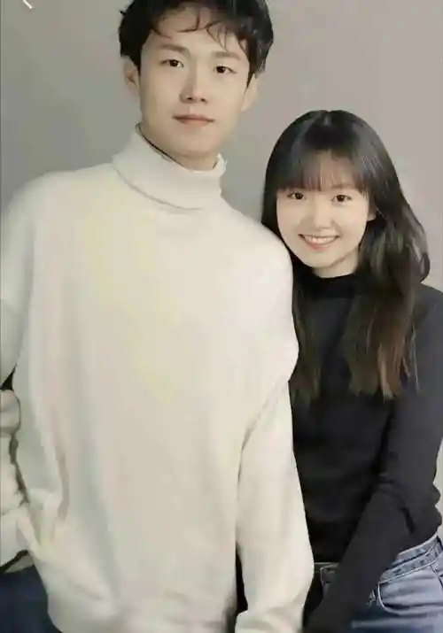 孙颖莎与王楚钦:青春艺术照,梦想与活力闪耀光芒