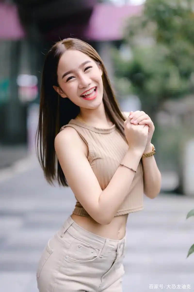 笑容灿烂又甜美的娇小女生,格外青春迷人