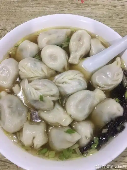 今天吃了一碗沙县水饺,和北方饺子不一样,.