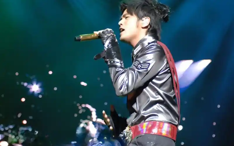 【罕见】2017年的周杰伦升1key与女歌迷合唱《你听得到》!