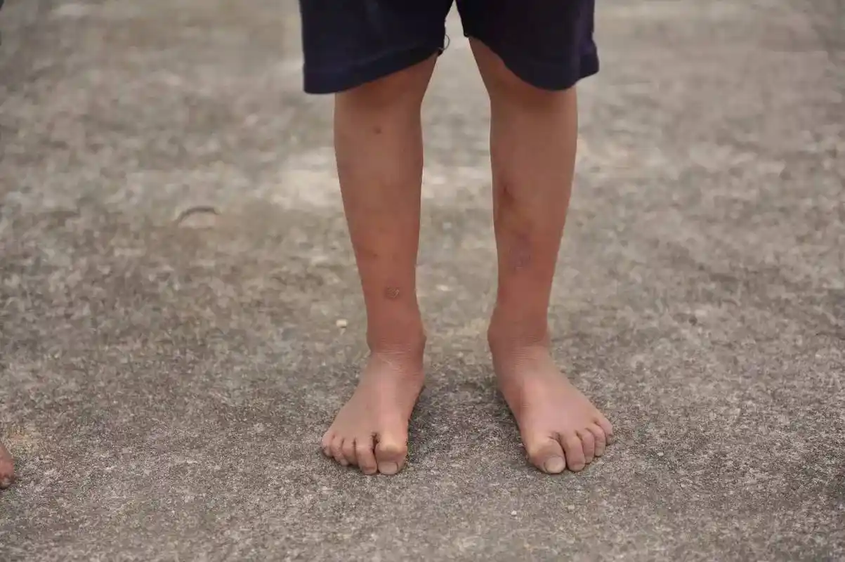 让我有些吃惊的是,一些孩子竟然是光着脚上学