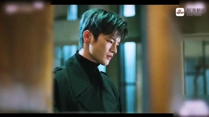 徐仁国叼烟的动作太撩人了~ 奶狗外表下的腹黑属性