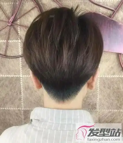 推后边短发,顾名思义就是将后面的头发剪薄,与顶层蓬松的发型形成鲜明