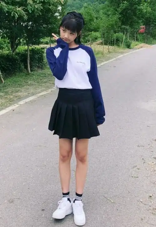 适合一些小软妹,还带着几分学院风气息,小姐姐脚踩一双白色的运动鞋