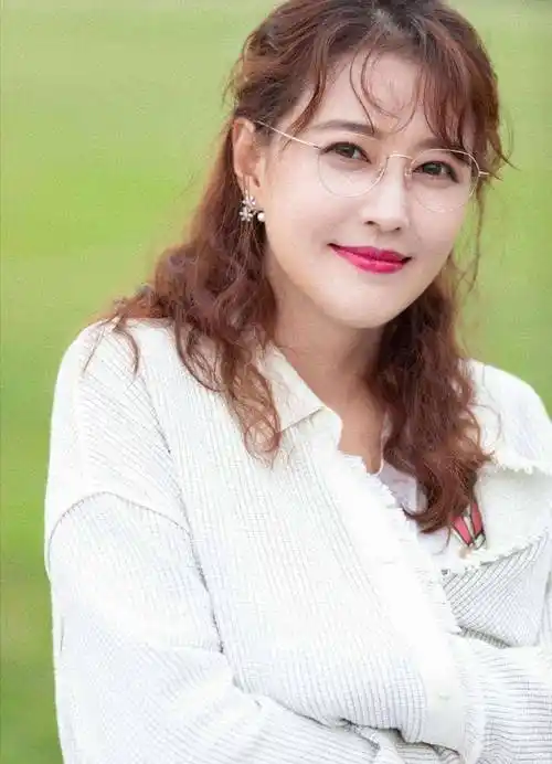 55岁周海媚近照曝光,不在乎身材放飞自我,接受自然老去_事情_形象