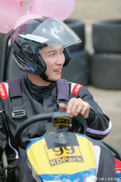 黄景瑜不愧演过赛车手#哇塞,咱就是说黄景瑜开车也太帅了吧,真不朗乔