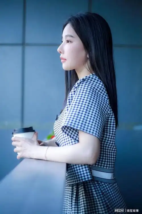 当红影帝和知名小花拥吻,全网夸郎才女貌,可影帝不是我老公吗?