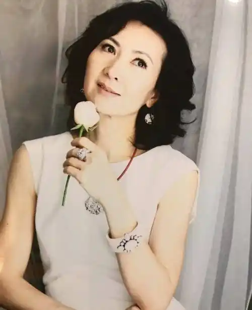 "最美小青"陈美琪是很多人心目中的一代女神,岁月如梭,光阴易逝,虽然