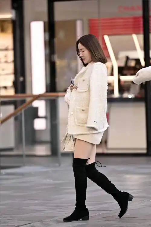 搭配,很多美女都很喜欢,也穿出自己的风格,这位美女选择黑色过膝长靴