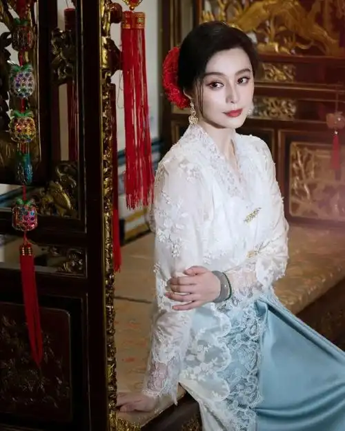 范冰冰昨日亮相马六甲带来的三套造型,两套当地娘惹装,一套明代中式