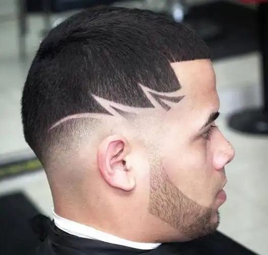 刘海整齐剪裁,四周铲青的短寸头发型,在耳侧加入雕刻图案酷炫又个性