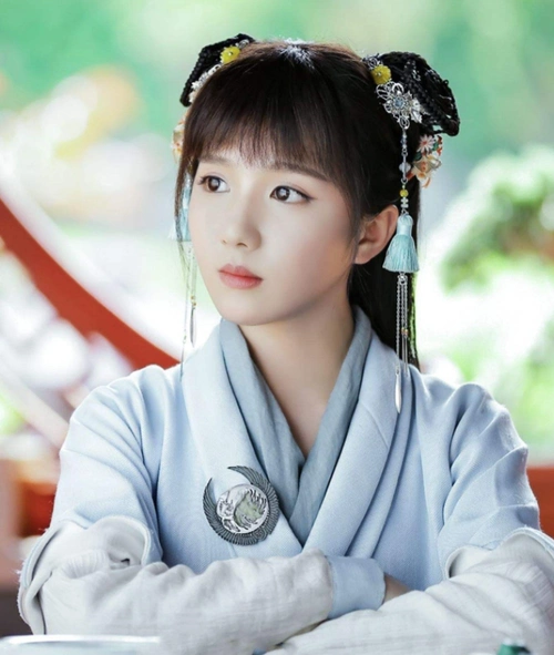 中国出生城市:毕业院校:出生日期:1998年11月9日人物简介:苏晓彤,1998