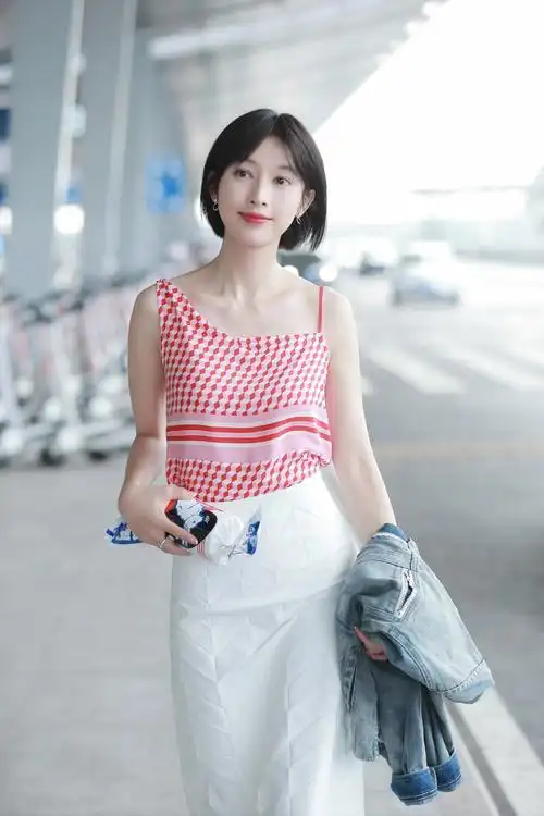 张俪将一套衣服穿出两种风格 手握奶糖元气反差萌