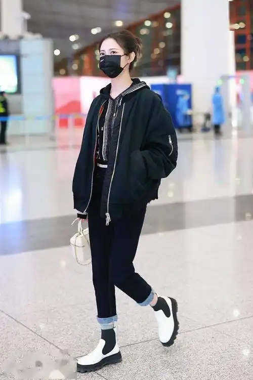 陈钰琪黑白条纹连帽衫搭黑色夹克 穿九分卷边牛仔裤飒气利落_机场