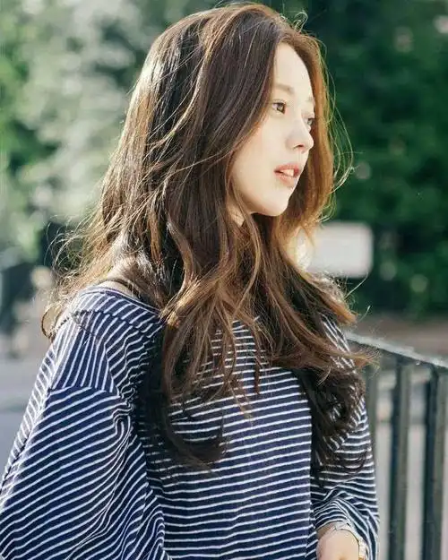 长发大波浪的发型显得过于成熟了怎么办?