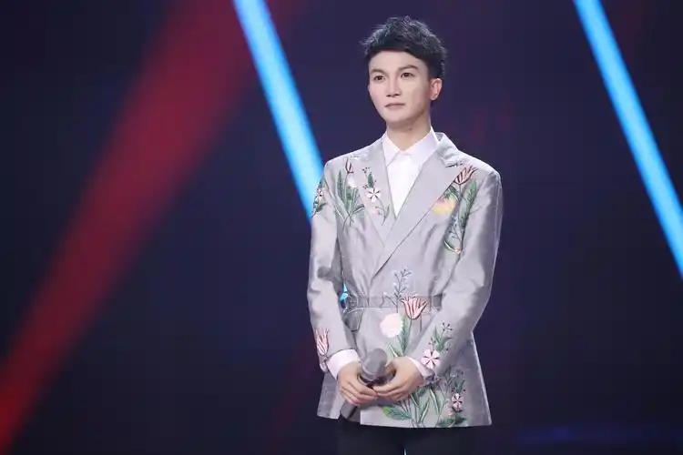 周深再登《蒙面唱将猜猜猜》舞台 专业美声征服人心