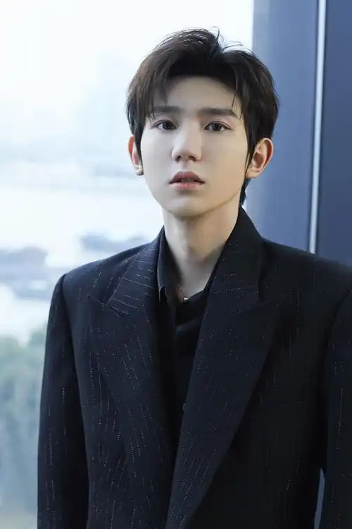 王源全黑西装造型俊逸清朗,高雅矜贵少年变得更加的绅士璀璨夺目