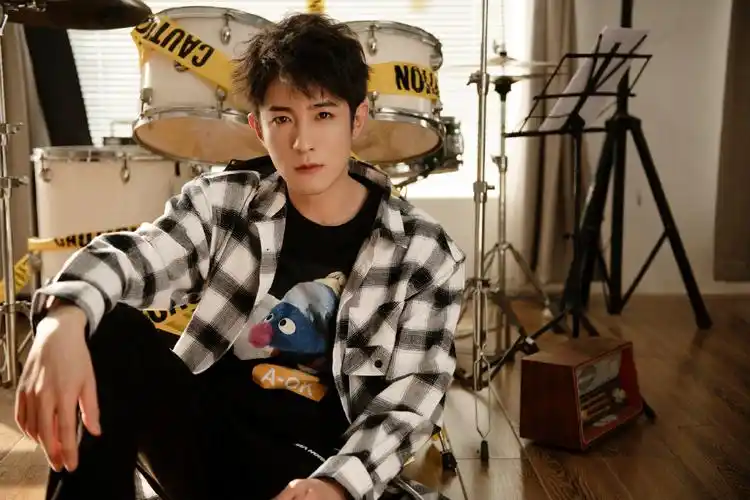 分享一组季肖冰图片给大家,图中的明星图片壁纸会点缀你的电脑桌面