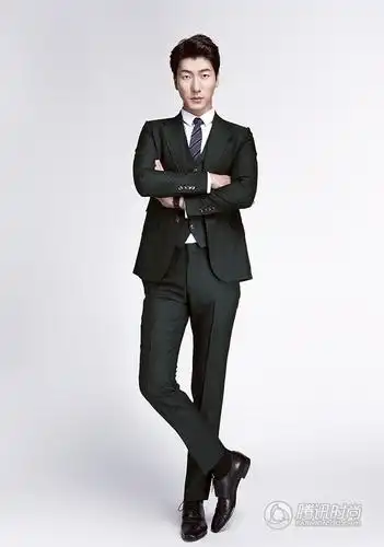 张亮干练西服套装大片 "霸道总裁"既视感