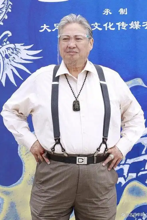 一般来说,练武术的人都是肌肉结实,身材紧实,但洪金宝却凭着他的圆滚