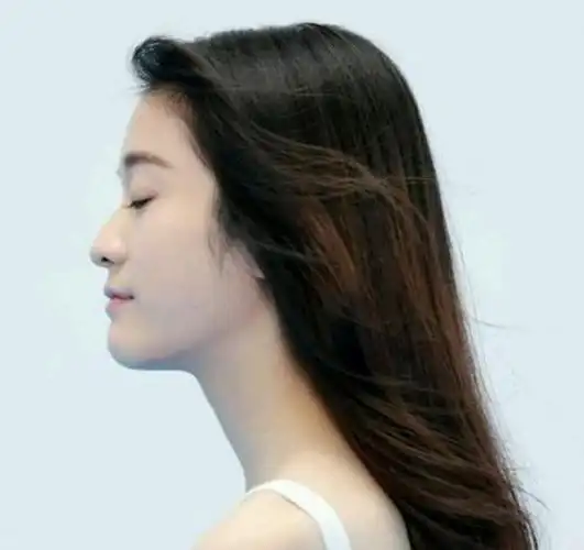 张雪迎侧颜只是清秀