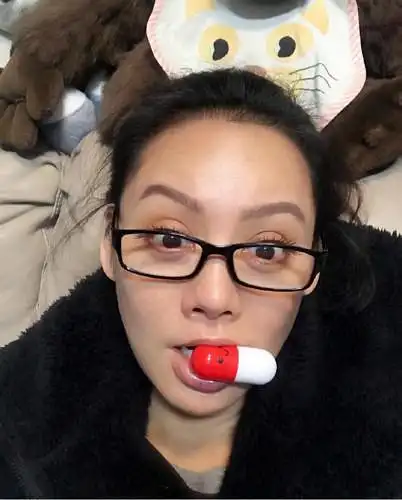 宁静素颜自拍双眼皮超厚 咬大药丸自黑