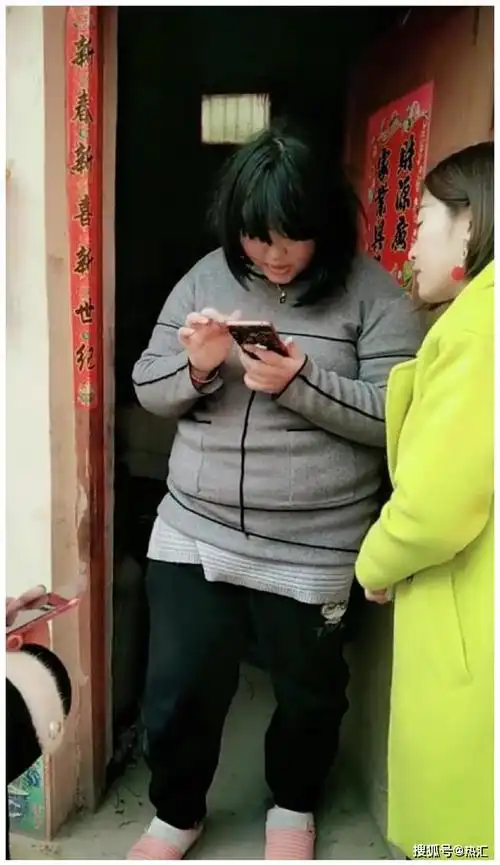 大衣哥朱之文之女朱雪梅穿着邋遢,大衣嫂无辜躺枪遭网友指责