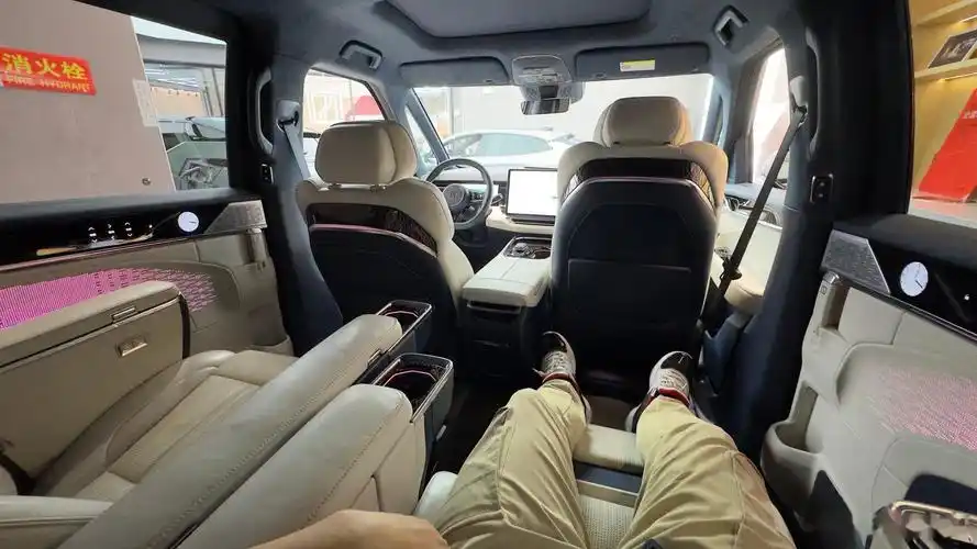 最近大家对理想mega的内饰又有了些争议,可能是对科幻外形期望太高了