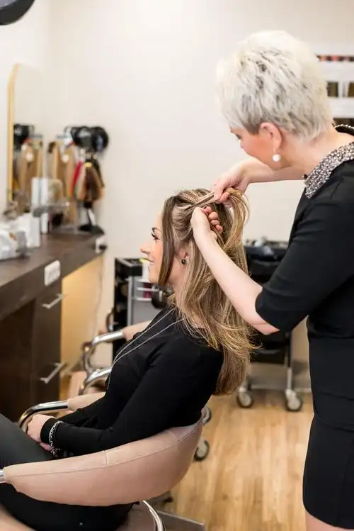 剪发理发的美女高清图片