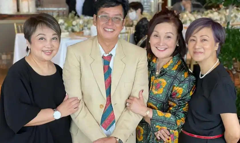 71岁谭咏麟街头被偶遇被女粉一把扯住求合影表情尴尬动作局促