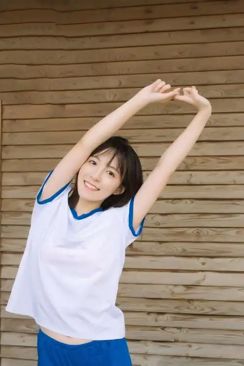 清纯短发美女运动服写真高清图片