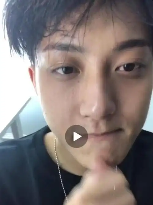 不过热度却是一直很稳定的,不过最近有网友晒出一张黄子韬的素颜照后