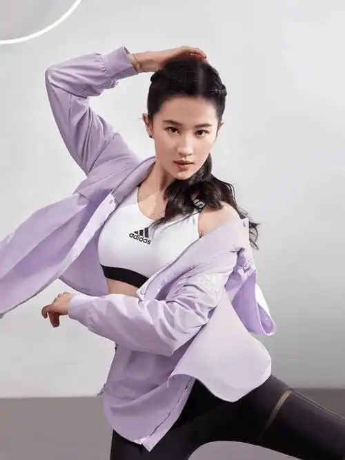 原创刘亦菲越发自信穿运动内衣秀平坦腰腹撞衫孙娜恩还是输了